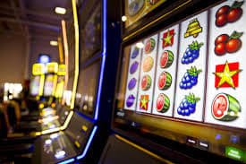 Người dùng Việt Nam sử dụng ứng dụng 33win 5 để đặt cược và chơi game trên điện thoại
